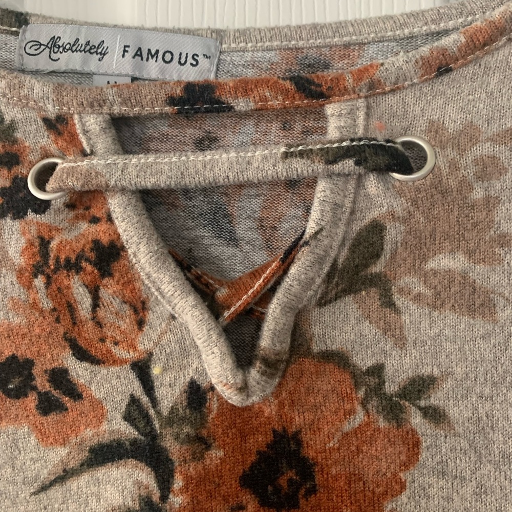 Woman’s flowered Top - Picture 3 of 3